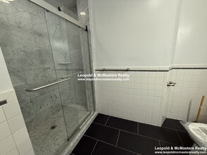 1425 Beacon St, Unit 3 in Brookline, MA - Foto de edificio - Building Photo