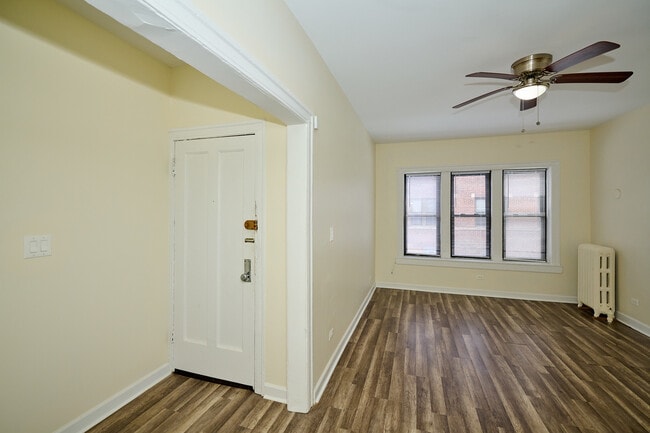 1355 W Touhy Ave in Chicago, IL - Building Photo - Building Photo