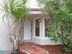 7426 Pinewalk Dr S in Margate, FL - Building Photo - Building Photo