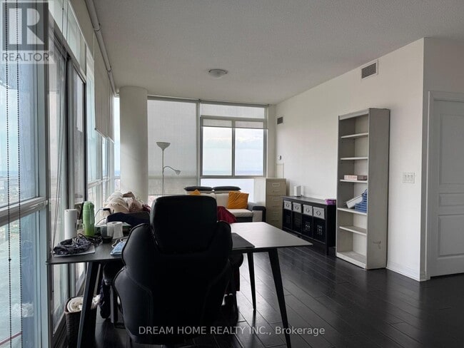 225 Webb Dr in Mississauga, ON - Building Photo - Building Photo