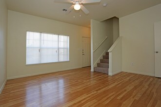 Clark's Crossing Apartment Homes in Laredo, TX - Foto de edificio - Interior Photo