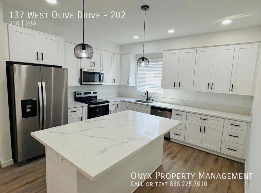 137 W Olive Dr in San Diego, CA - Building Photo
