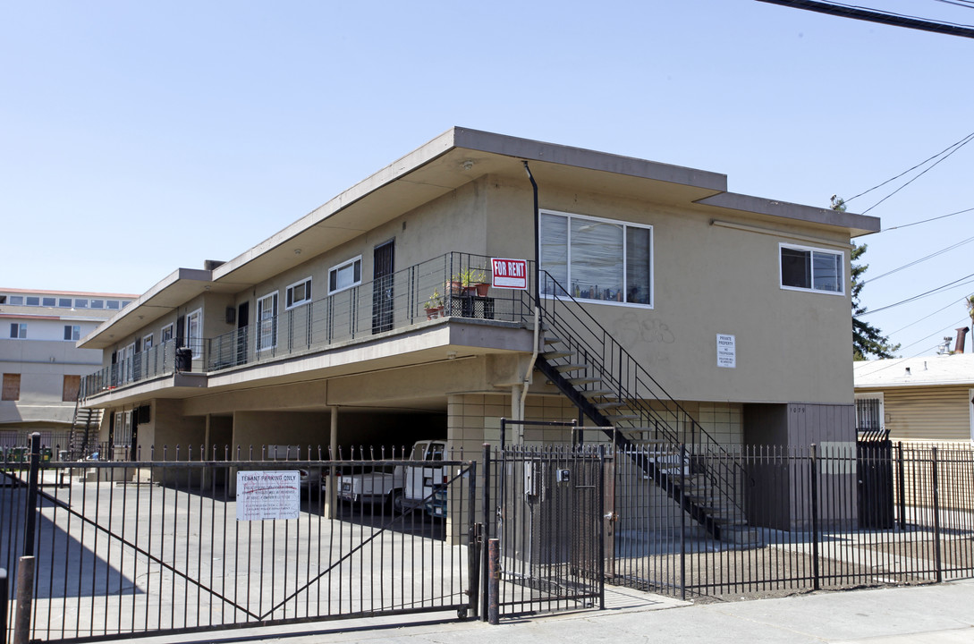 1079 81st Ave in Oakland, CA - Foto de edificio