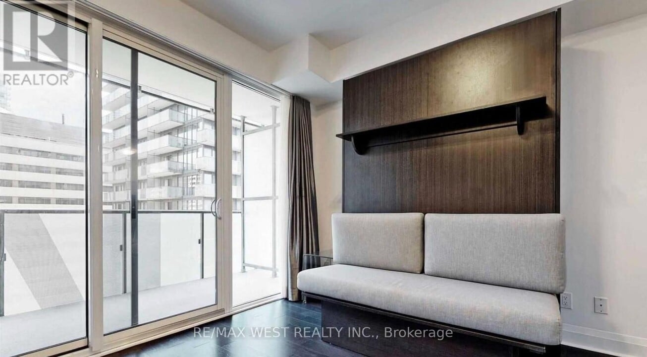 65 St Mary St in Toronto, ON - Building Photo