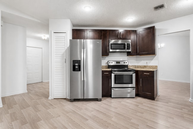 190 Parkwood Dr in Royal Palm Beach, FL - Building Photo - Building Photo