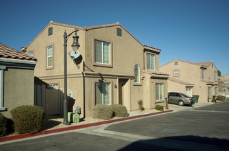 Seneca Village in Victorville, CA - Foto de edificio - Building Photo