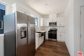 6338 Beck Ave in Los Angeles, CA - Foto de edificio - Building Photo