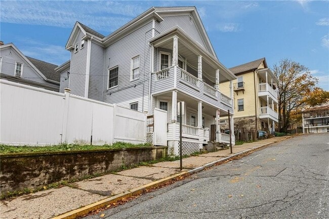 84 Spring St in Lincoln, RI - Building Photo - Building Photo