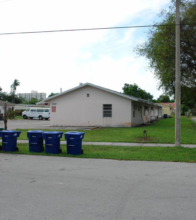 1240 NE 113th Ter in Miami, FL - Foto de edificio - Building Photo