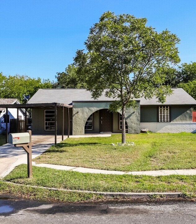 6807 Blue Lake Dr in San Antonio, TX - Building Photo
