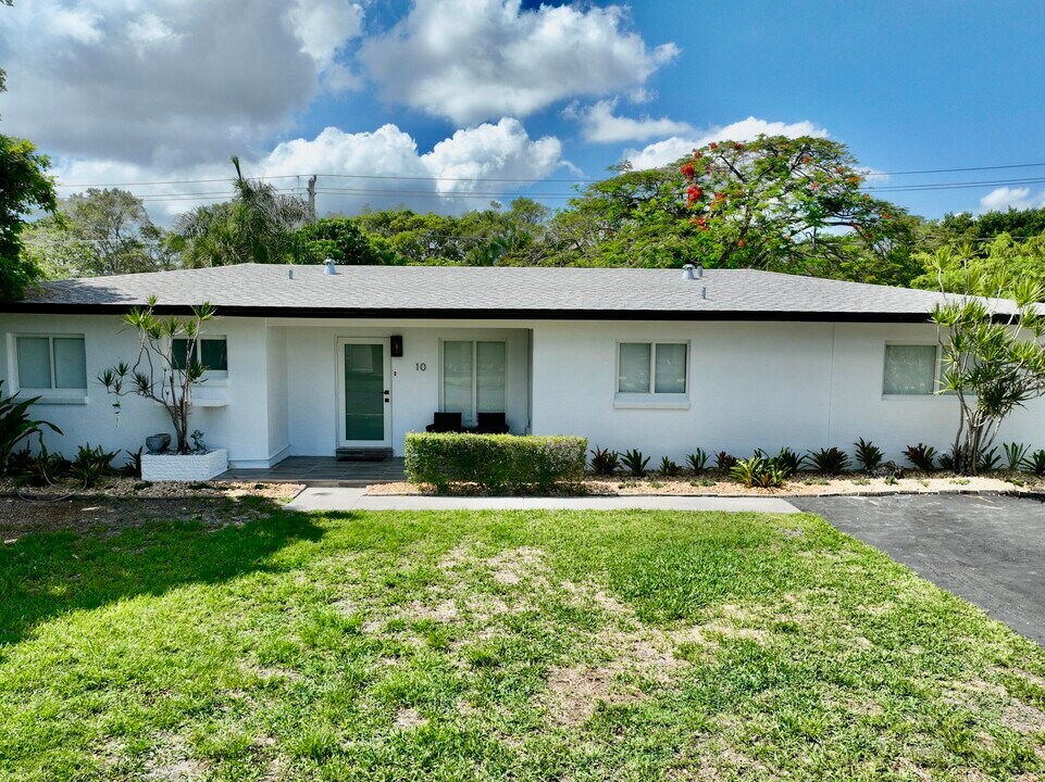 10 Forest Hills Ln in Boca Raton, FL - Building Photo
