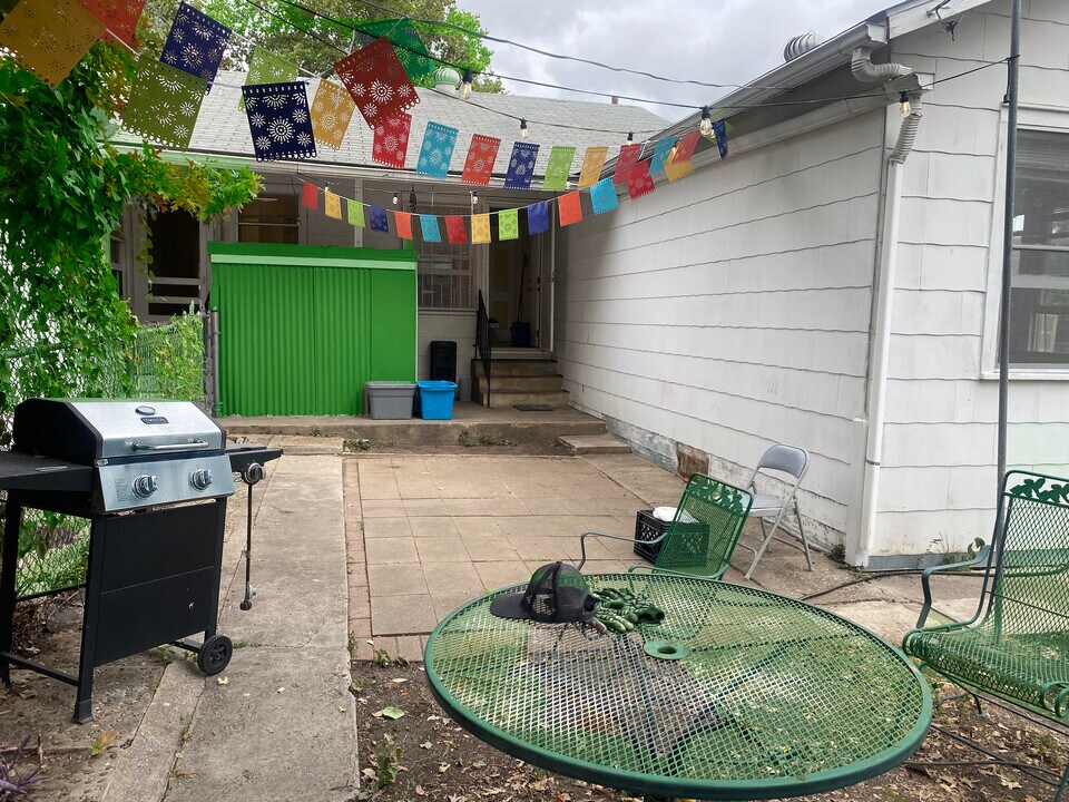 2202 Lee Hall St in San Antonio, TX - Building Photo