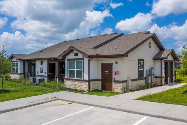 Heritage Estates at Huntsville in Huntsville, TX - Foto de edificio - Building Photo