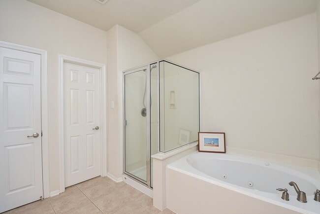 property at 6 S Burberry Park Cir