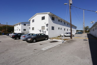 760-790 NW 95th St in Miami, FL - Building Photo - Building Photo