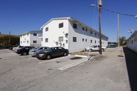 760-790 NW 95th St in Miami, FL - Foto de edificio - Building Photo