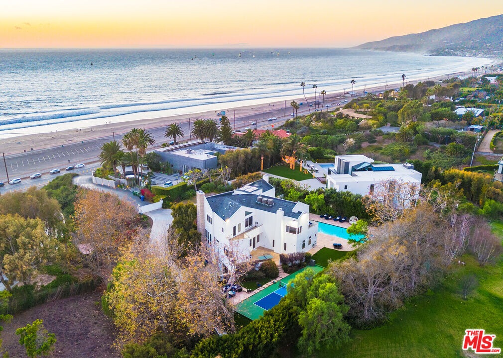 30223 Pacific Coast Hwy in Malibu, CA - Building Photo