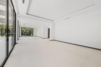8000 SW 62nd Ct in Miami, FL - Building Photo - Building Photo