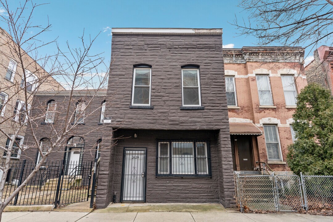 2619 W Hirsch St, Unit 2 in Chicago, IL - Building Photo