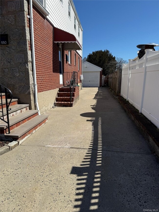 660 S 10th St in New Hyde Park, NY - Building Photo - Building Photo