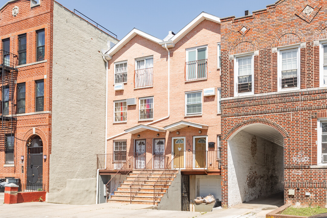 537 Snediker Ave in Brooklyn, NY - Building Photo