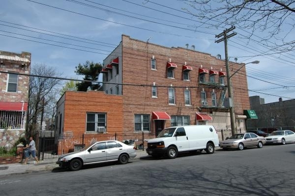 690 Linwood St in Brooklyn, NY - Building Photo