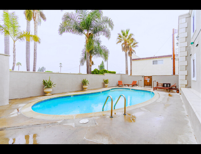 Narbonne in Lomita, CA - Foto de edificio - Building Photo