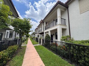 4760 NW 83rd Pkwy in Doral, FL - Foto de edificio - Building Photo