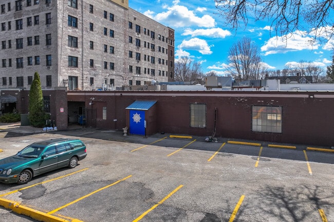 The Commodore Condominium in St. Paul, MN - Building Photo - Building Photo