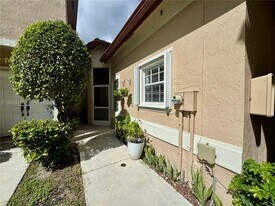 16137 Emerald Cove Rd in Weston, FL - Building Photo