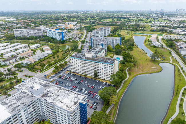 Hillcrest East No.23 in Hollywood, FL - Building Photo - Building Photo