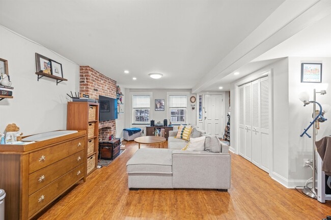 194 Washington St in Jersey City, NJ - Building Photo - Building Photo