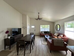 8230 E Snowy Pass Cir in Wasilla, AK - Foto de edificio - Building Photo