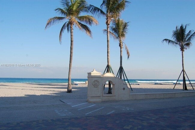 2130 Van Buren St in Hollywood, FL - Building Photo - Building Photo
