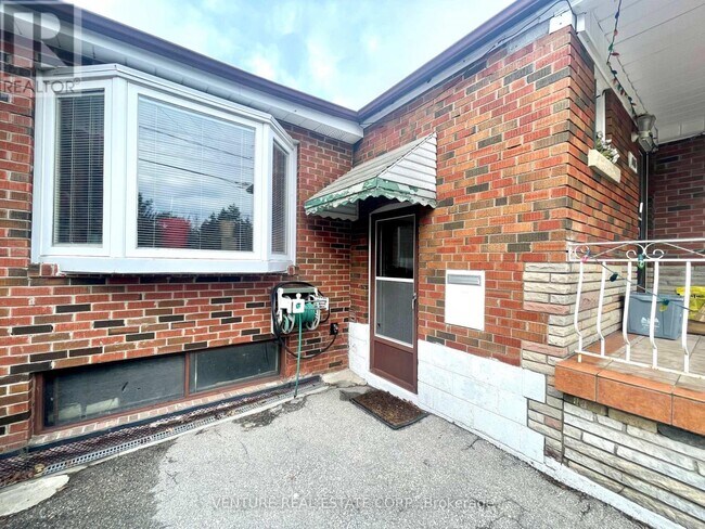 886 Danforth Ave in Toronto, ON - Building Photo - Building Photo