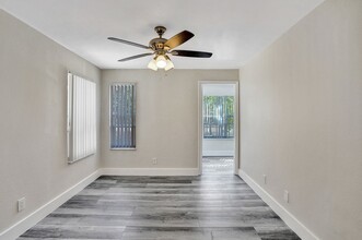 595 Vista Isles Dr in Plantation, FL - Building Photo - Building Photo
