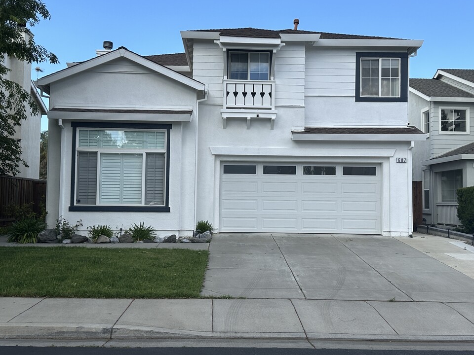 687 Harold Smith Dr in Tracy, CA - Building Photo