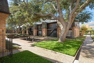 711 Holiday Dr in Galveston, TX - Building Photo