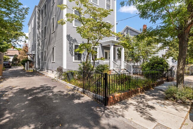 201 Norfolk St, Unit apt 1 in Cambridge, MA - Building Photo - Building Photo