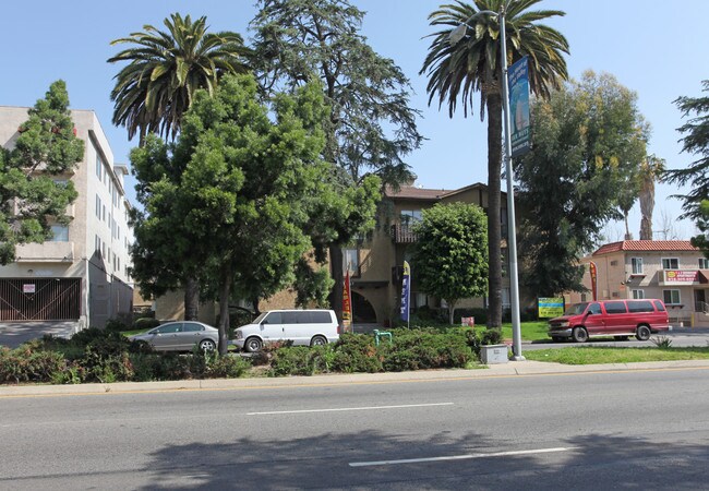 Terra Grande Apartments in Van Nuys, CA - Foto de edificio - Building Photo