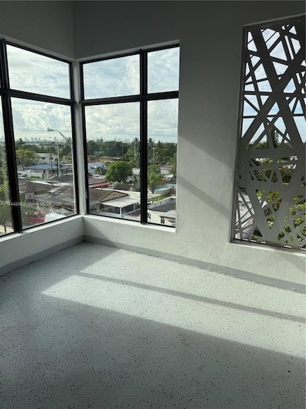 859 E 24th St, Unit 402 in Hialeah, FL - Building Photo - Building Photo