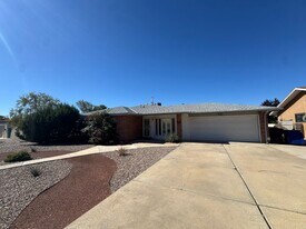 6105 Truchas Dr NE in Albuquerque, NM - Building Photo