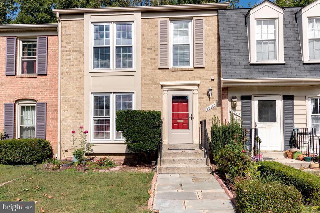 20245 Maple Leaf Ct in Gaithersburg, MD - Building Photo