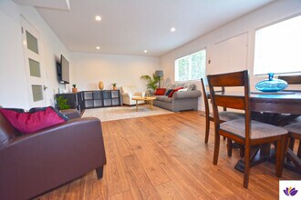 10854 Morrison St, Unit #1 in North Hollywood, CA - Foto de edificio - Building Photo