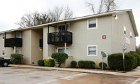 Oaks Apartments in Huntsville, AL - Building Photo - Building Photo