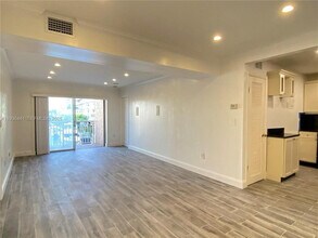 17051 NE 35th Ave in North Miami Beach, FL - Foto de edificio - Building Photo