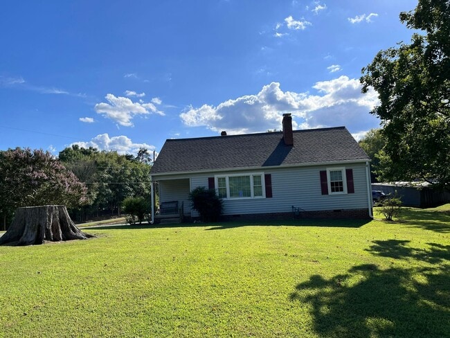 2155 Lacy Holt Rd in Graham, NC - Building Photo - Building Photo