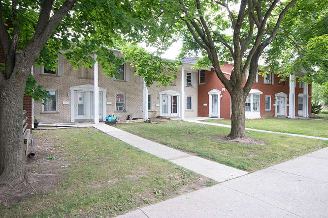 SPACIOUS 2 BEDROOM TOWNHOME ON ARBOUR GLEN in London, ON - Building Photo