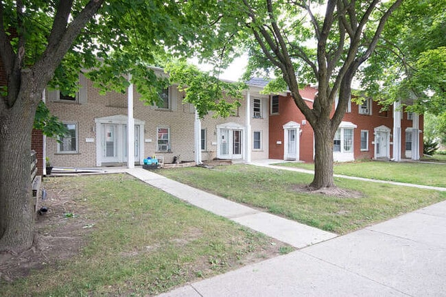 SPACIOUS 2 BEDROOM TOWNHOME ON ARBOUR GLEN