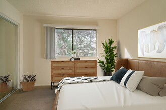 Park Edgecliffe Apartment Community in Los Angeles, CA - Building Photo - Interior Photo